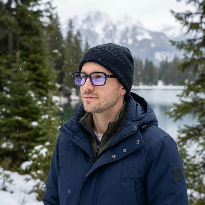 Lenses optical london acetate blue modelo with gorro in bosque nevado invernal bonoboss #editorial_lifestyle1 #color_azul
