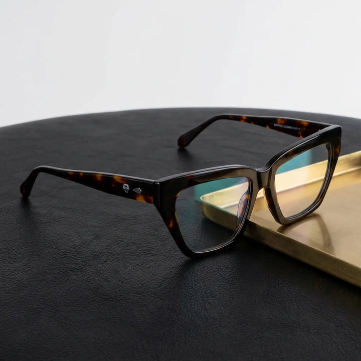 Lenses optical martina tortoise sobre black leather with detalle brass gold calidad premium prescription bonoboss #editorial_banner_confianza #color_carey