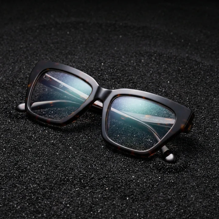 Lenses optical martina tortoise sobre arena volcánica texturizada diseño sustainable bonoboss #editorial_sustentabilidad #color_carey