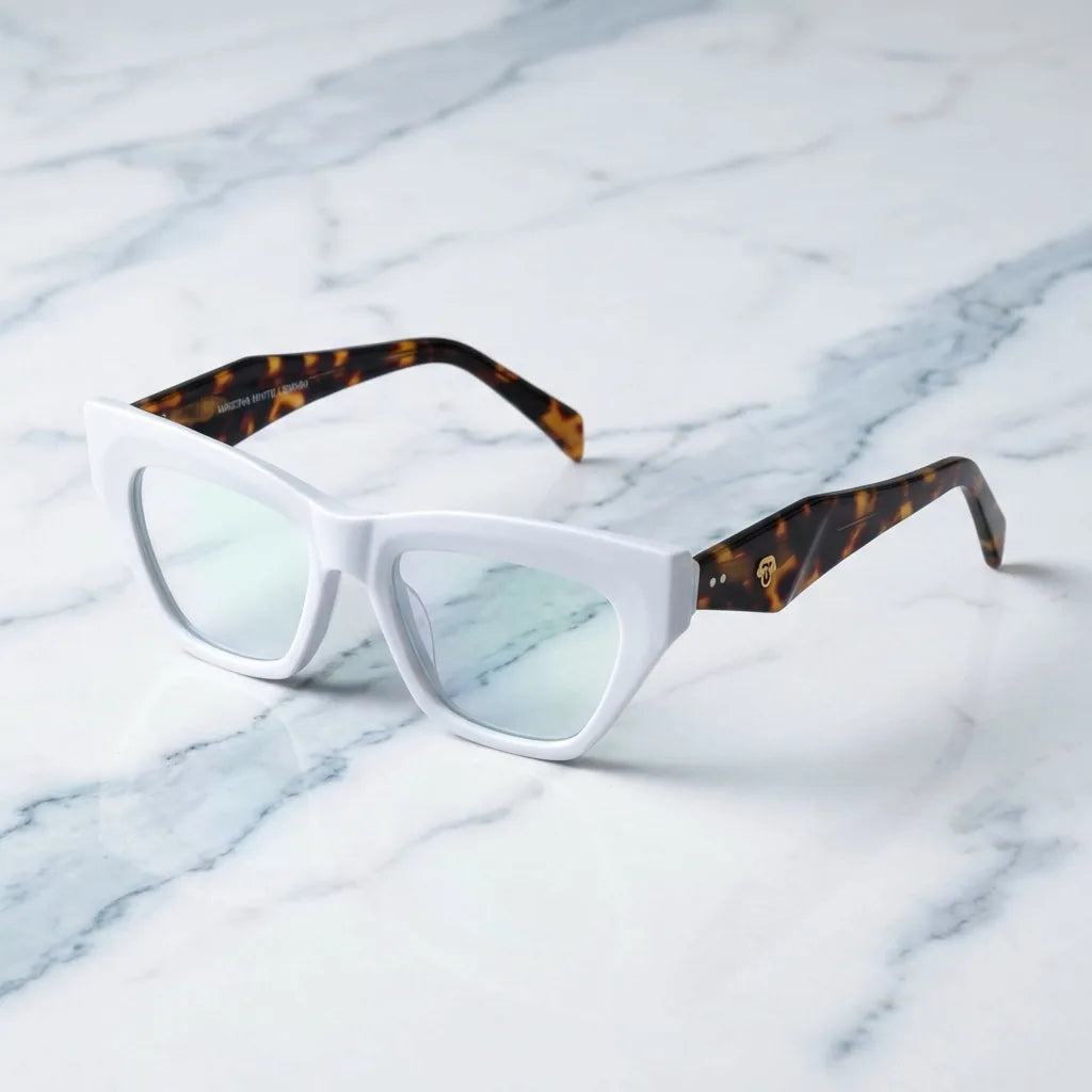 Lenses optical minerva white sobre mármol white elegante frame premium bonoboss #editorial_armazon #color_blanco