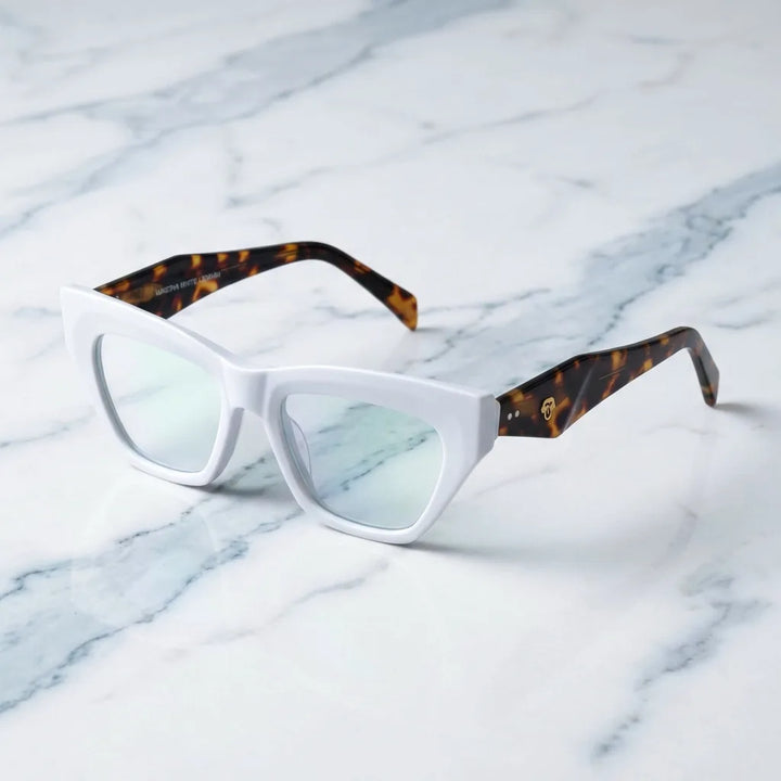 Lenses optical minerva white sobre mármol white elegante frame premium bonoboss #editorial_armazon #color_blanco