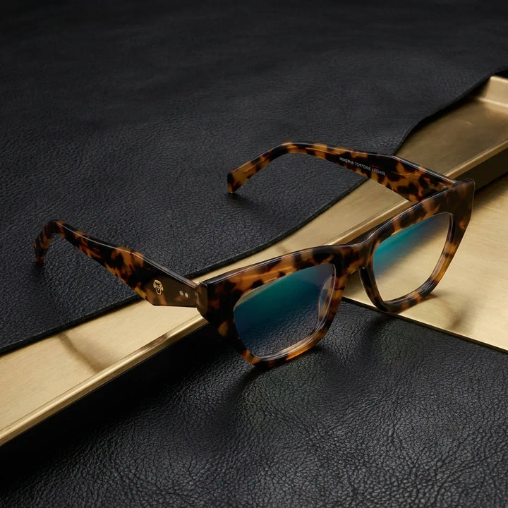 Lenses optical minerva tortoise sobre black leather with detalle brass gold frame premium bonoboss #editorial_armazon #color_carey
