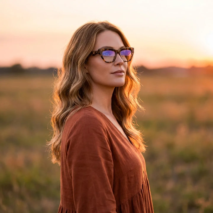 Lenses optical minerva tortoise women in luz dorada golden hour elegante bonoboss #editorial_lifestyle1 #color_carey