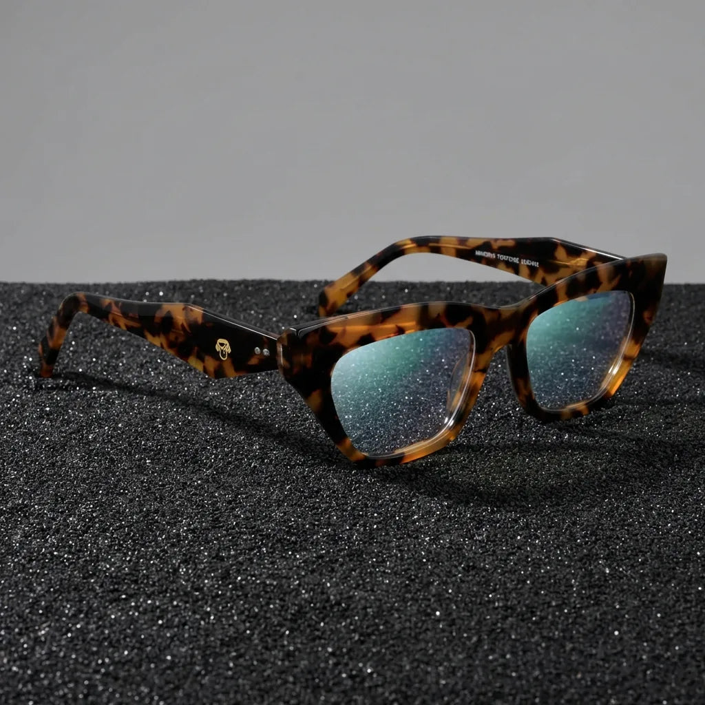 Lenses optical minerva tortoise sobre arena volcánica texturizada diseño sustainable bonoboss #editorial_sustentabilidad #color_carey