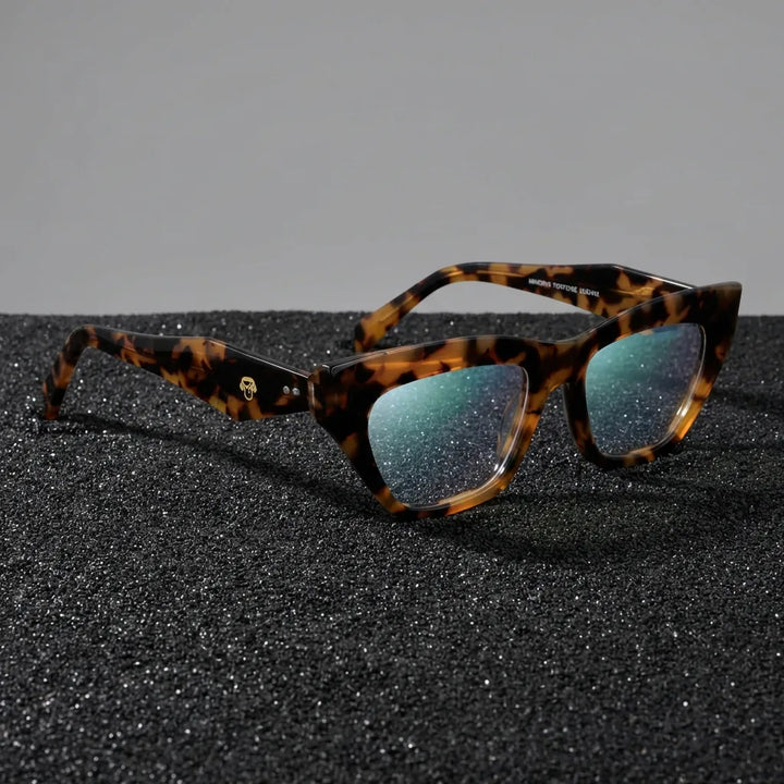 Lenses optical minerva tortoise sobre arena volcánica texturizada diseño sustainable bonoboss #editorial_sustentabilidad #color_carey