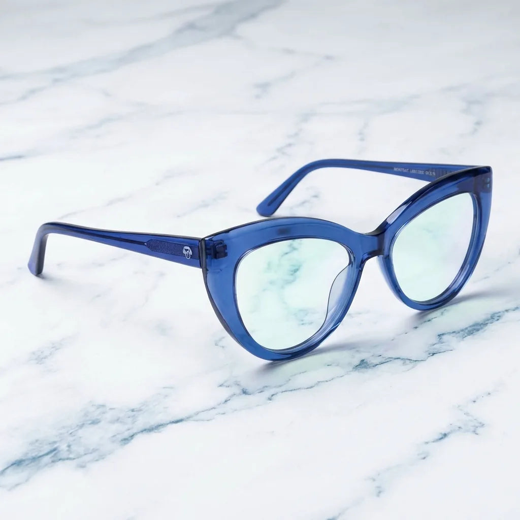 Armazón de lentes Montgat color azul (bio-acetato cat eye), sobre una superficie de mármol #editorial_armazon #color_azul