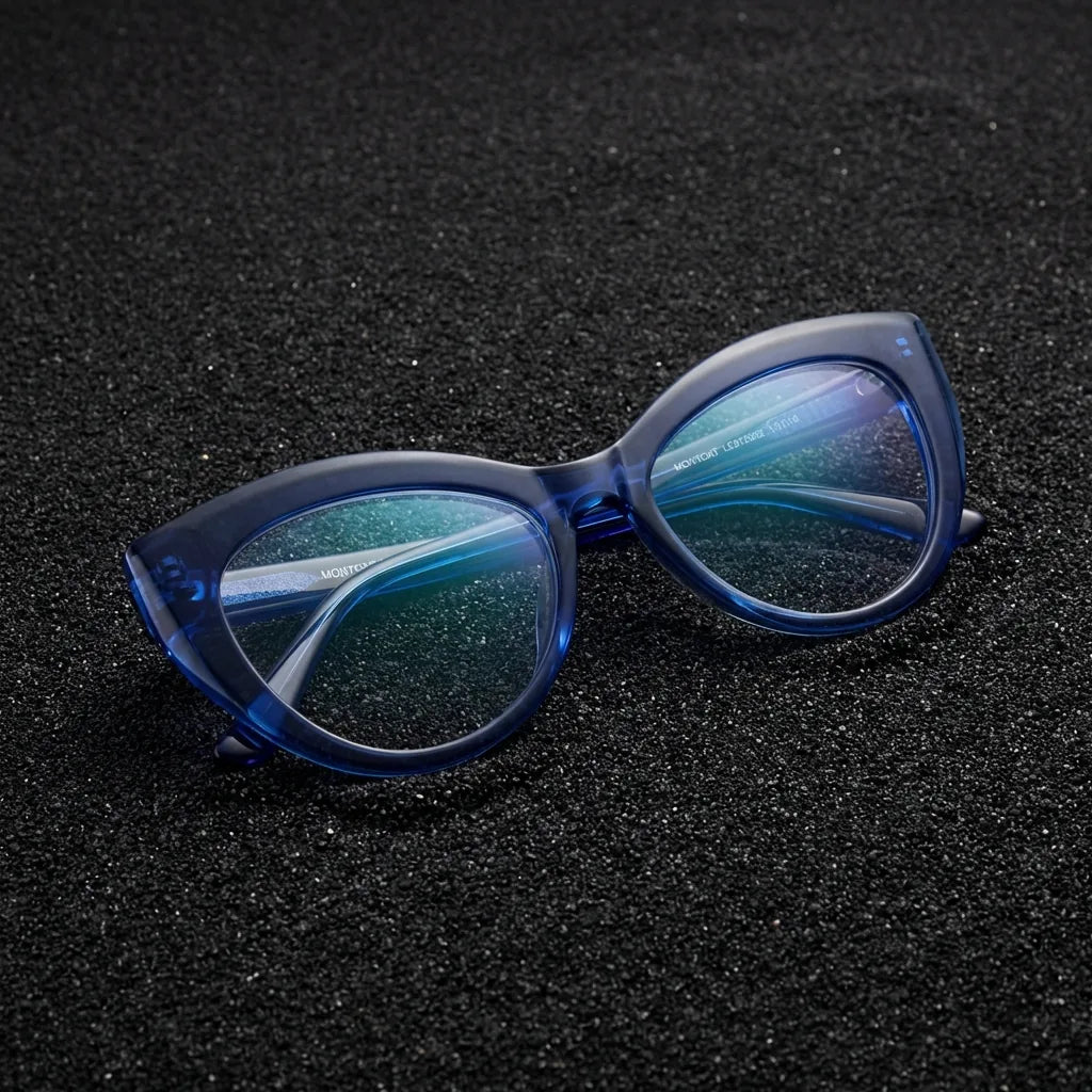 Lentes graduados Montgat en azul: sobre arena volcánica oscura, bio-acetato, diseño de Bonoboss #editorial_sustentabilidad #color_azul