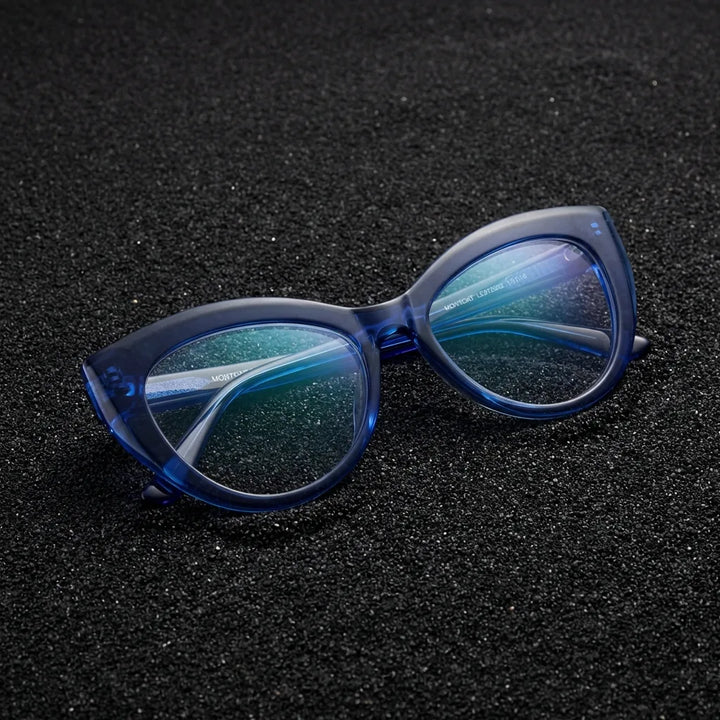 Lentes graduados Montgat en azul: sobre arena volcánica oscura, bio-acetato, diseño de Bonoboss #editorial_sustentabilidad #color_azul