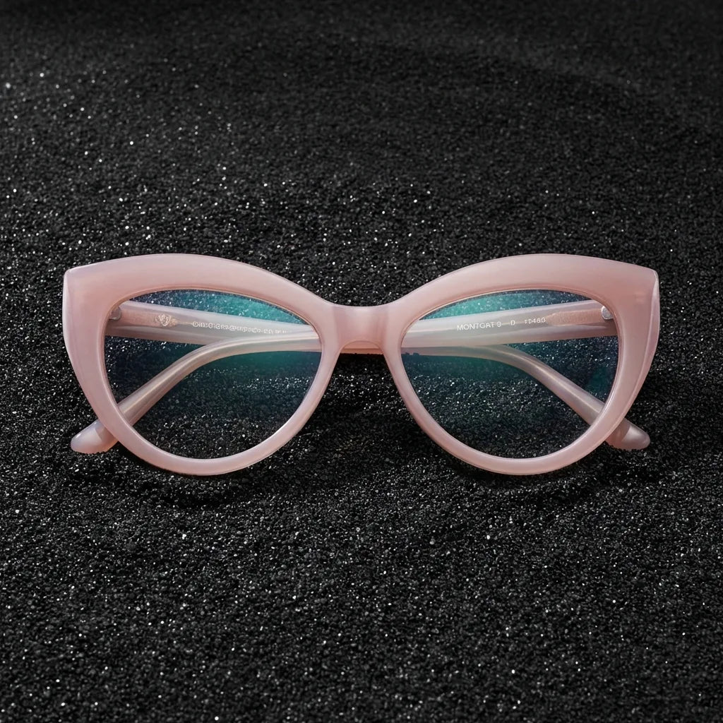 Sobre arena volcánica oscura: lentes graduados Montgat en rosado, bio-acetato, diseño de Bonoboss #editorial_armazon #color_pink
