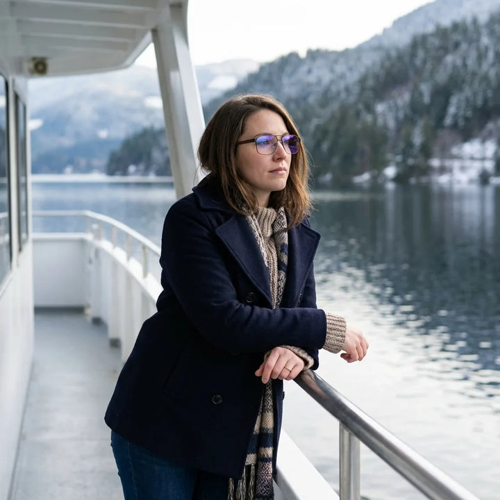 Lenses optical neruda black modelo in barco lago with bosque nevado bonoboss #editorial_lifestyle2 #color_negro