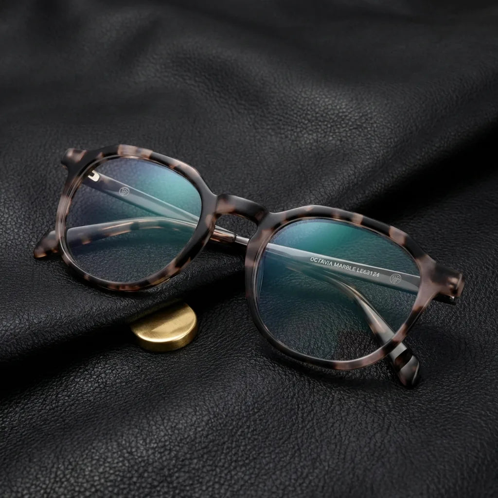 Lenses optical octavia marble sobre black leather with detalle brass gold calidad premium prescription bonoboss #editorial_banner_confianza #color_marble