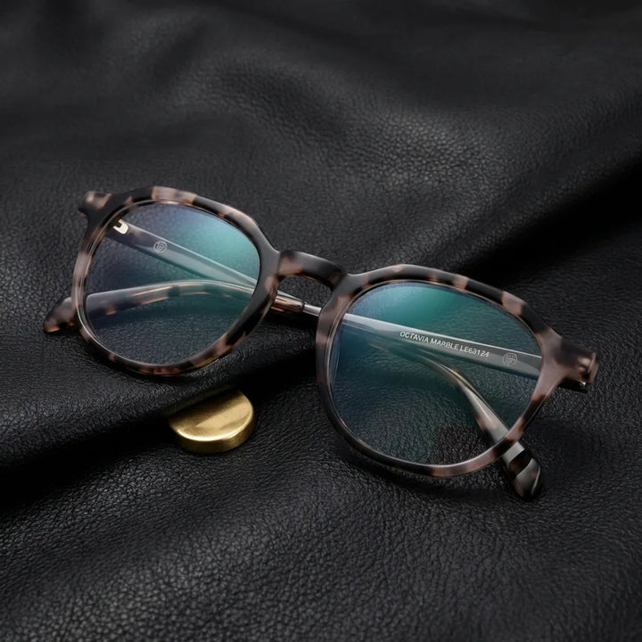 Lenses optical octavia marble sobre black leather with detalle brass gold calidad premium prescription bonoboss #editorial_banner_confianza #color_marble