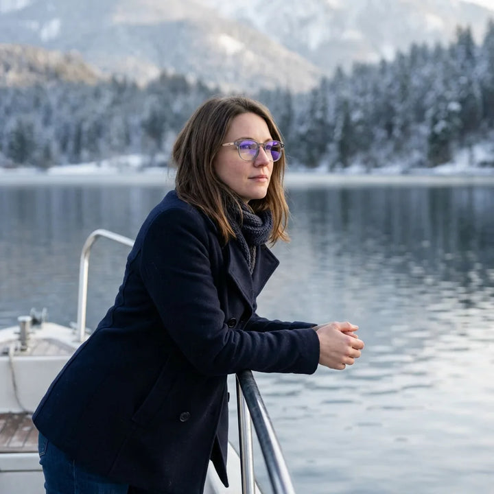 Lenses optical octavia clear modelo in barco lago with bosque nevado bonoboss #editorial_lifestyle1 #color_transparente