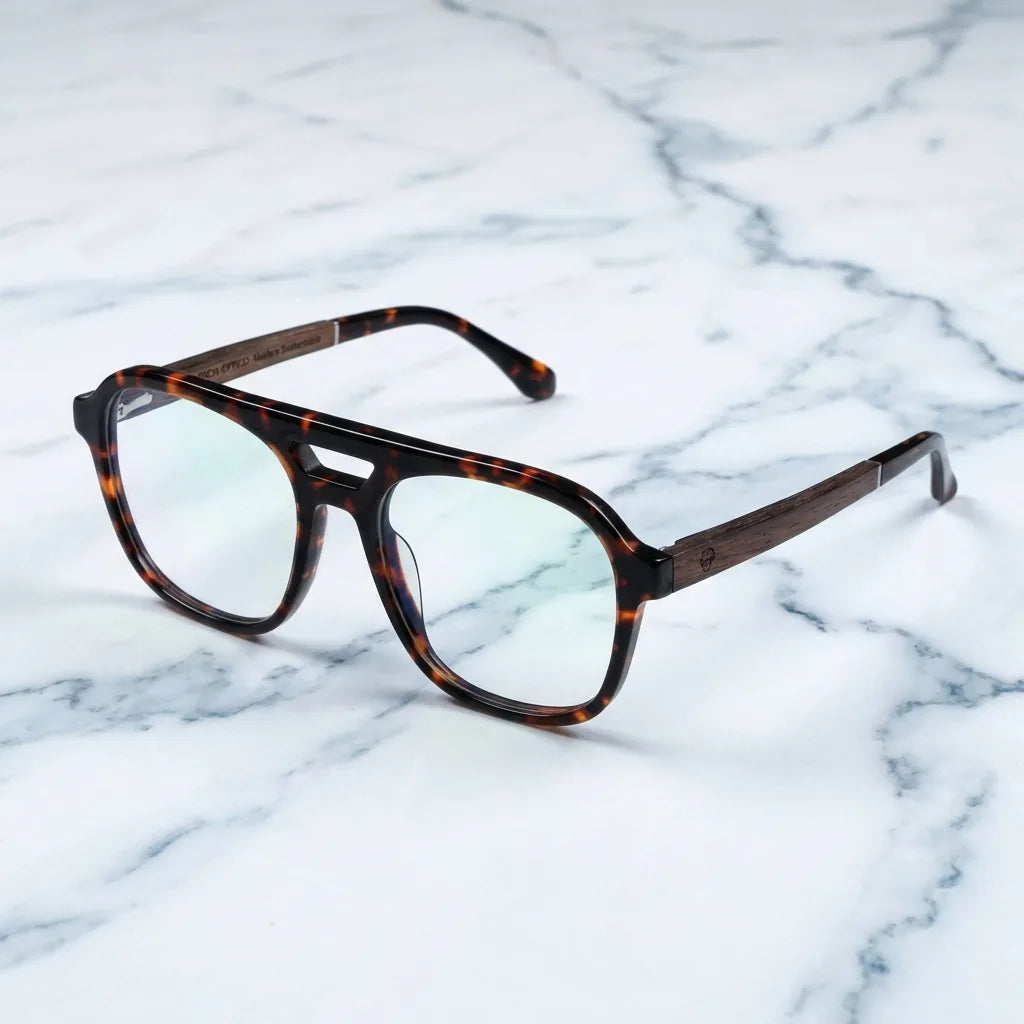 Armazón óptico Orson en carey sobre mármol blanco, bio-acetato y madera natural, micas con filtro azul y antirreflejante #editorial_armazon #color_carey
