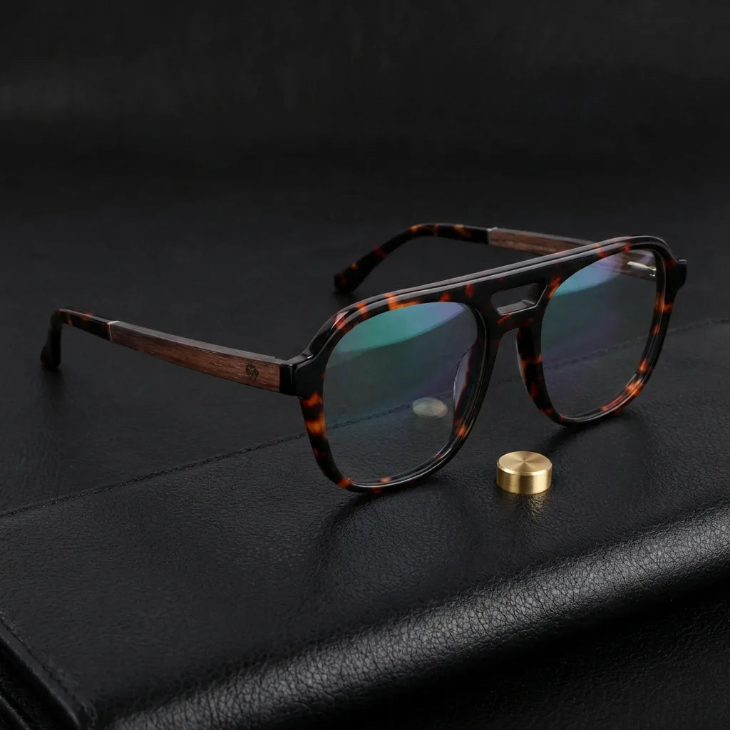 Vista frontal: armazón de lentes Orson en carey, bio-acetato y madera natural, micas con filtro azul y antirreflejante #editorial_banner_confianza #color_carey