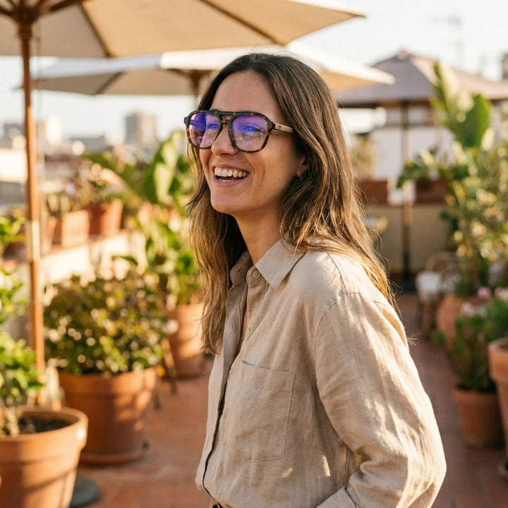En una terraza con vista panorámica: armazón de lentes Orson en carey, bio-acetato y madera natural, unisex #editorial_lifestyle2 #color_carey