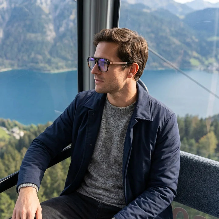 Armazón de lentes Orson en carey en un teleférico sobre un lago, bio-acetato y madera natural #editorial_lifestyle3 #color_carey