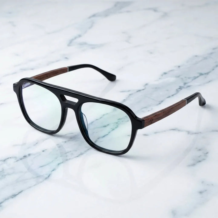Anteojos Orson en negro – sobre mármol blanco, micas con filtro azul y antirreflejante, unisex #editorial_armazon #color_negro