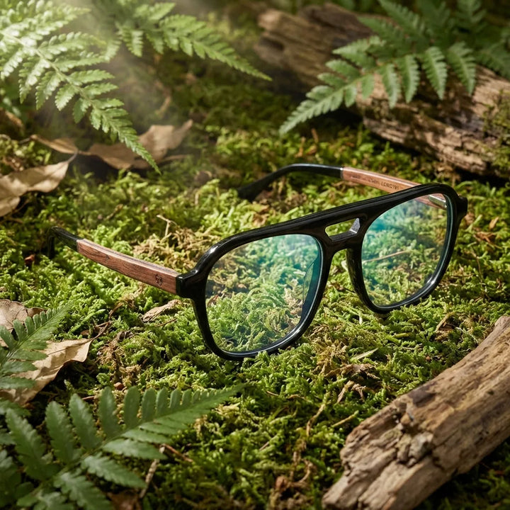 Vista frontal: armazón de lentes Orson en negro, bio-acetato y madera natural, micas con filtro azul y antirreflejante #editorial_sustentabilidad #color_negro