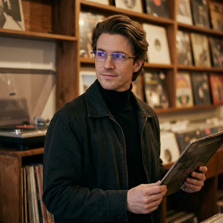 Lenses optical pablo silver men escuchando vinilo estilo creativo bonoboss #editorial_lifestyle3 #color_silver