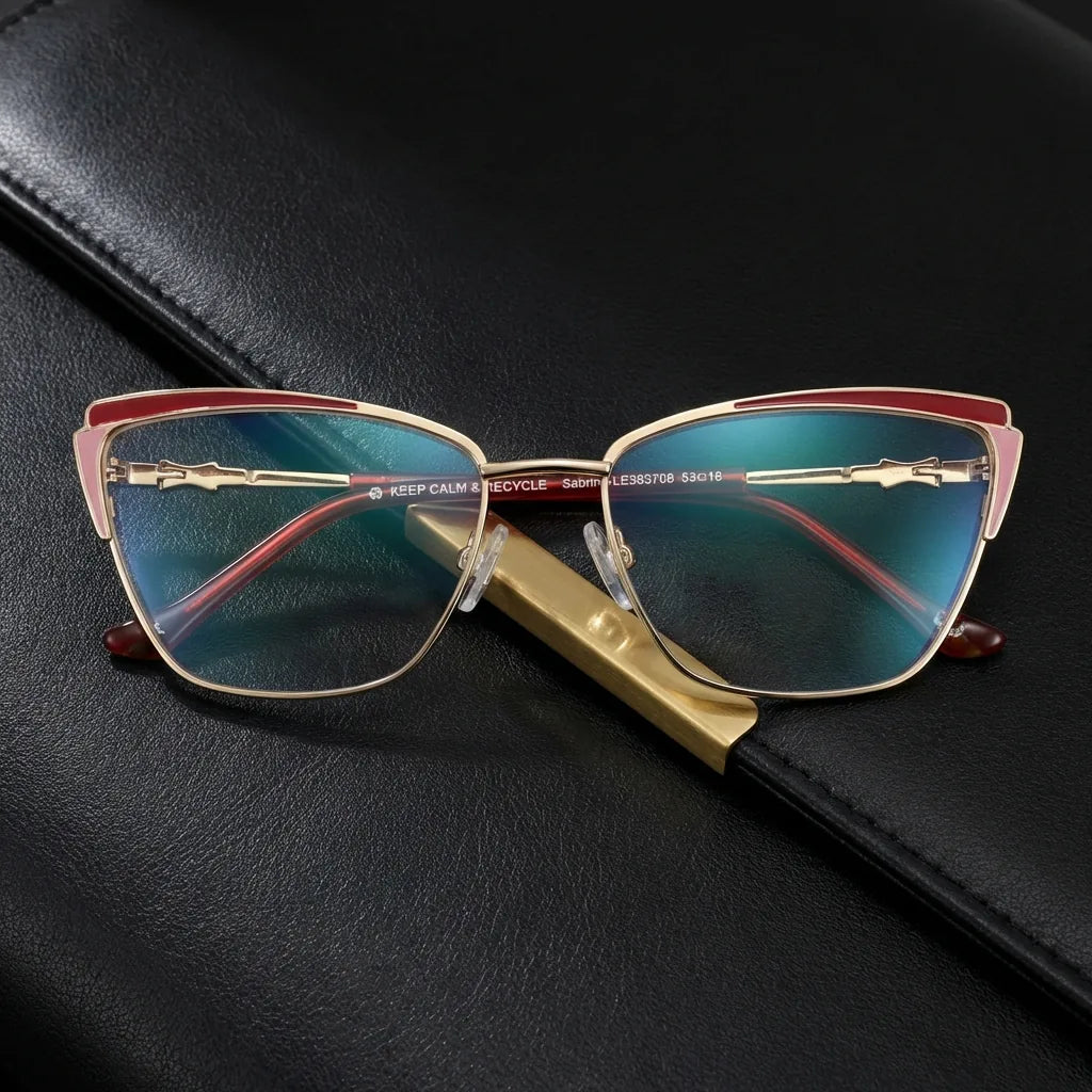 Lenses optical sabrina red sobre black leather with detalle brass gold calidad premium prescription bonoboss #editorial_banner_confianza #color_rojo