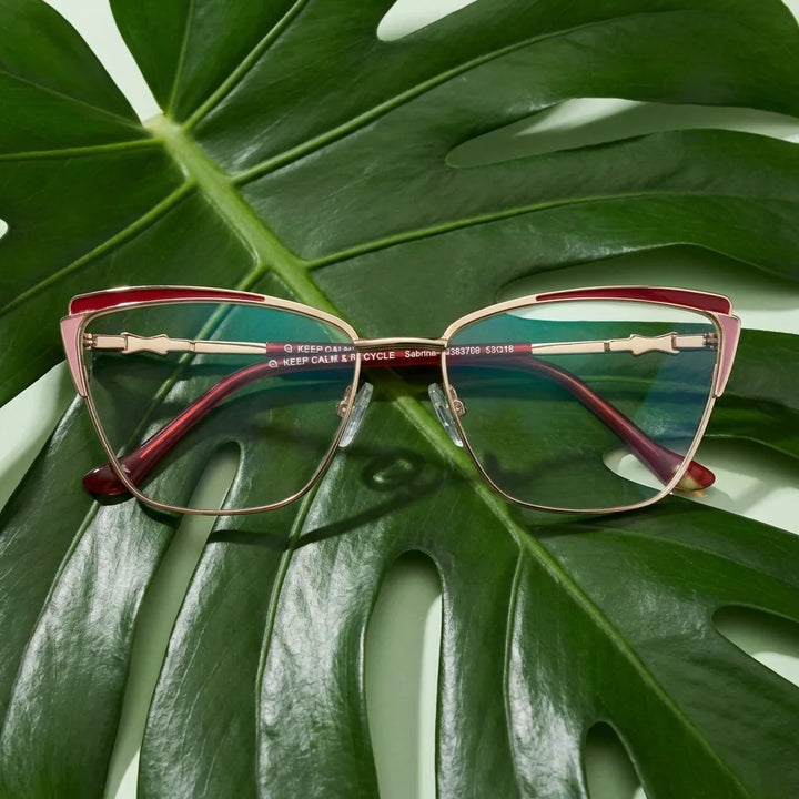Lenses optical sabrina red entre hojas botánicas naturales diseño sustainable bonoboss #editorial_sustentabilidad #color_rojo