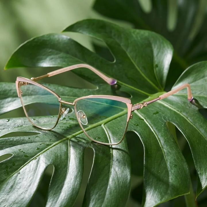 Lenses optical sabrina pink entre hojas botánicas naturales diseño sustainable bonoboss #editorial_sustentabilidad #color_rosado