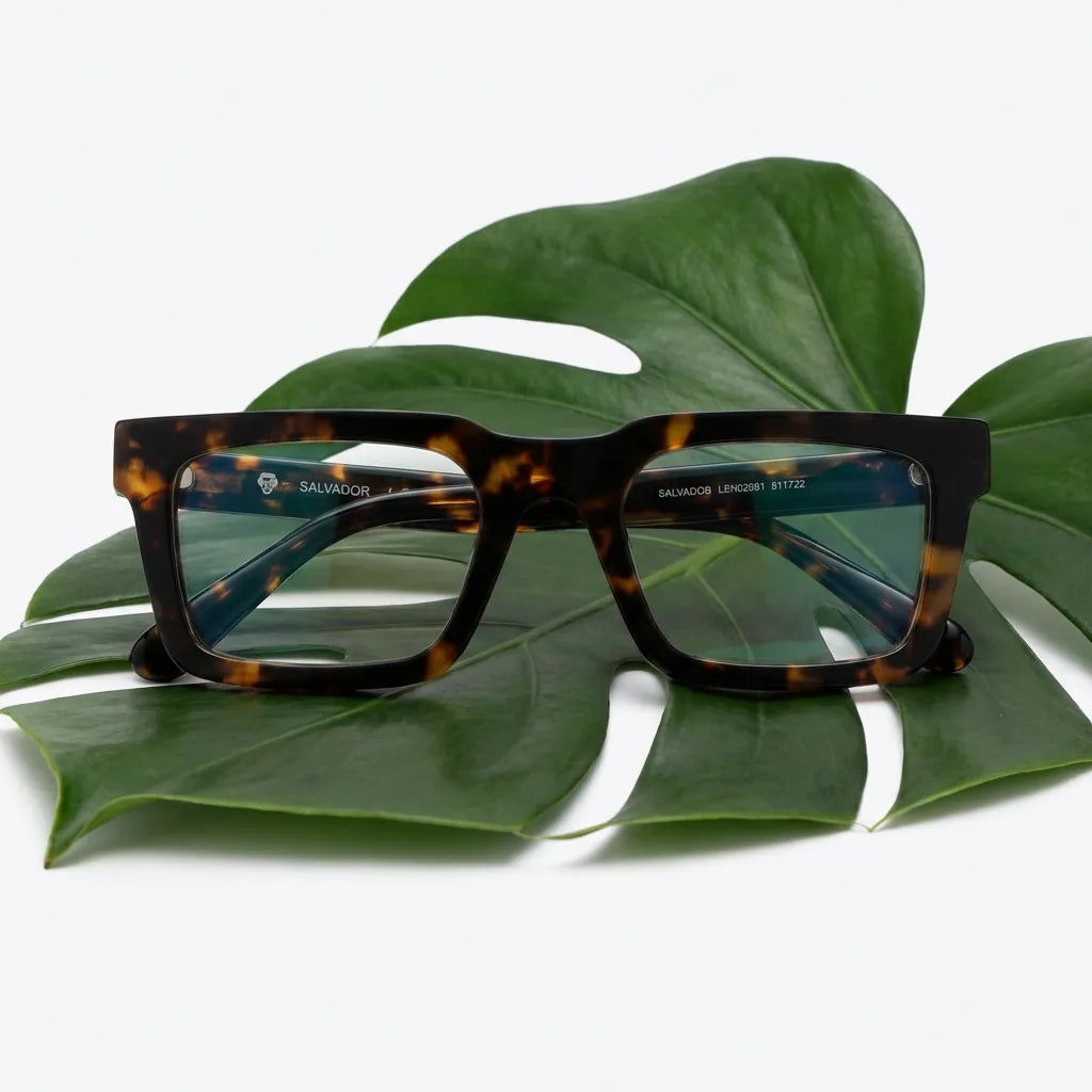 Lenses optical salvador tortoise entre hojas botánicas naturales diseño sustainable bonoboss #editorial_sustentabilidad #color_carey