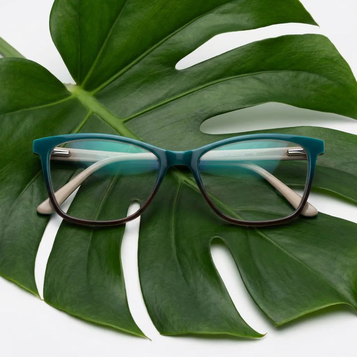 Lenses optical sofia black women in bicicleta vintage café urbano bonoboss #editorial_lifestyle3 #color_negro