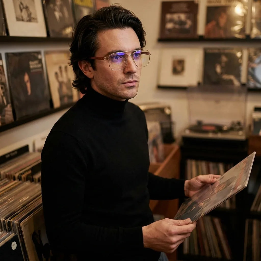 Lenses optical tito gold men escuchando vinilo estilo creativo bonoboss #editorial_lifestyle3 #color_dorado