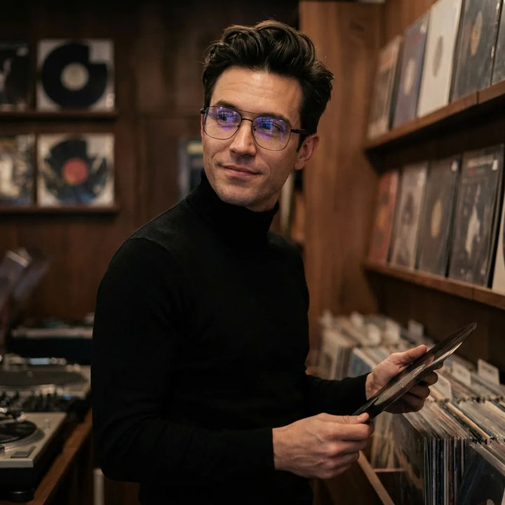 Lenses optical tito black men escuchando vinilo estilo creativo bonoboss #editorial_lifestyle2 #color_negro
