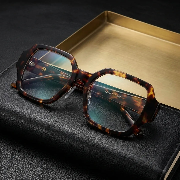 Lenses optical venus tortoise sobre arena volcánica texturizada diseño sustainable bonoboss #editorial_sustentabilidad #color_carey
