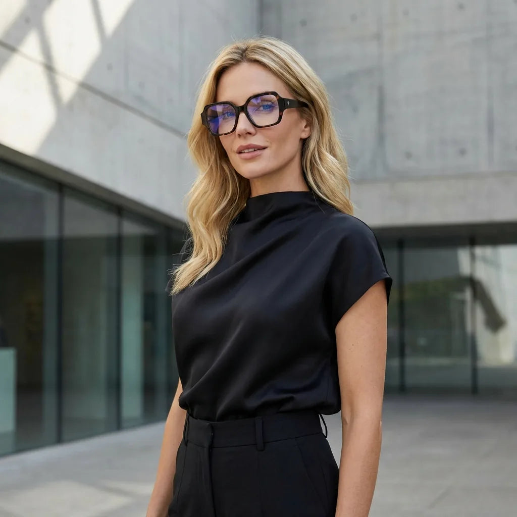 Lenses optical venus black women in luz dorada golden hour elegante bonoboss #editorial_lifestyle1 #color_negro