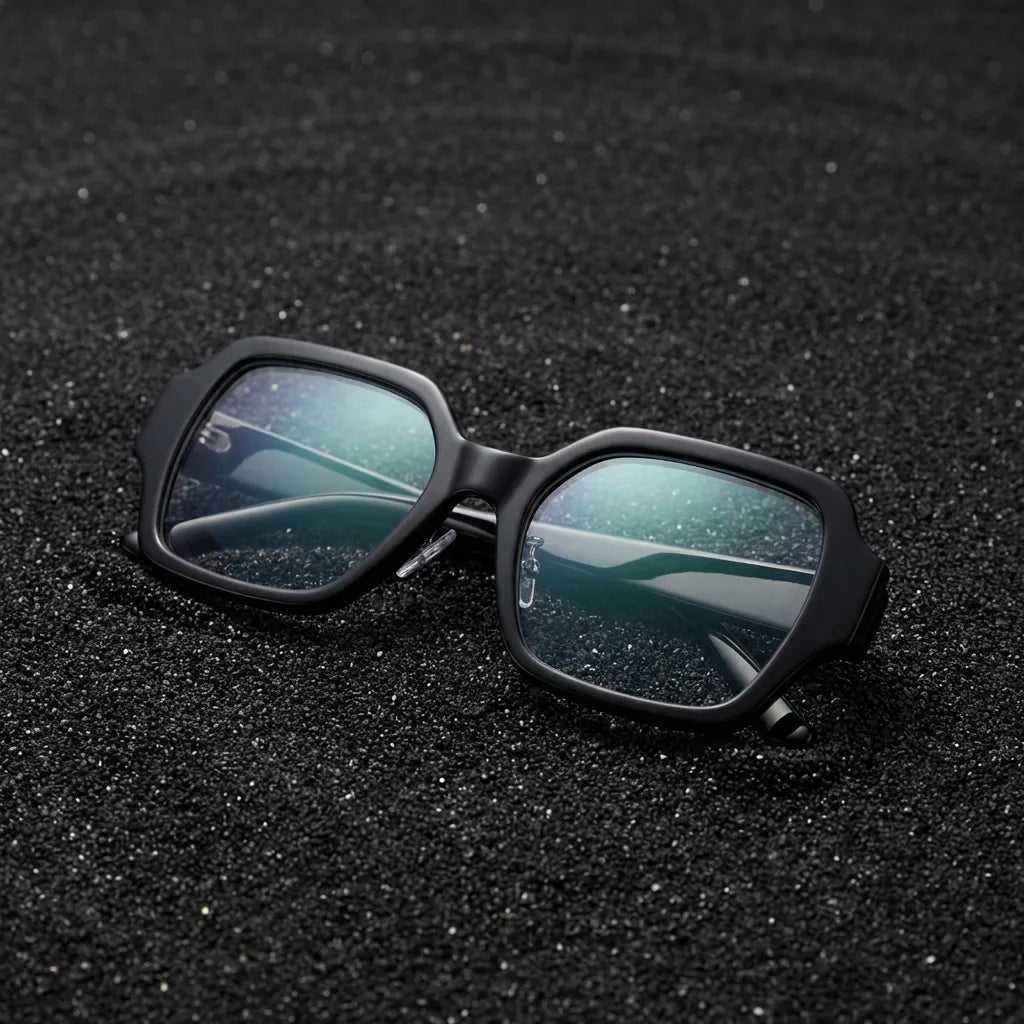 Lenses optical venus black sobre arena volcánica texturizada diseño sustainable bonoboss #editorial_sustentabilidad #color_negro