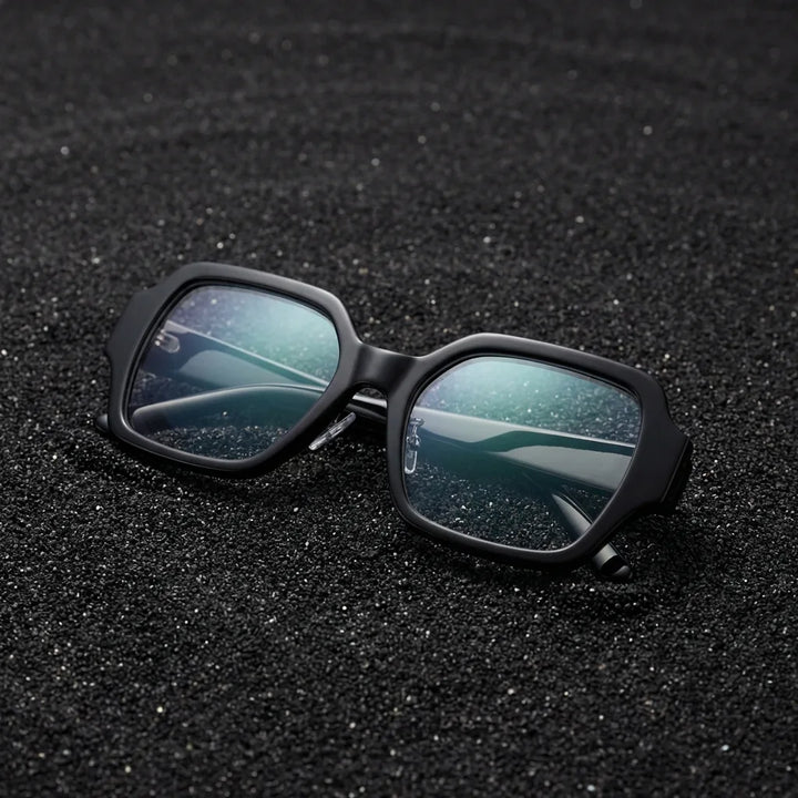 Lenses optical venus black sobre arena volcánica texturizada diseño sustainable bonoboss #editorial_sustentabilidad #color_negro