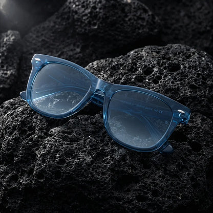 Lentes sol Valencia polarizados UV400 acetato wayfarer azul sobre roca volcanica contraste frio natural Bonoboss #editorial_grid1 #color_azul
