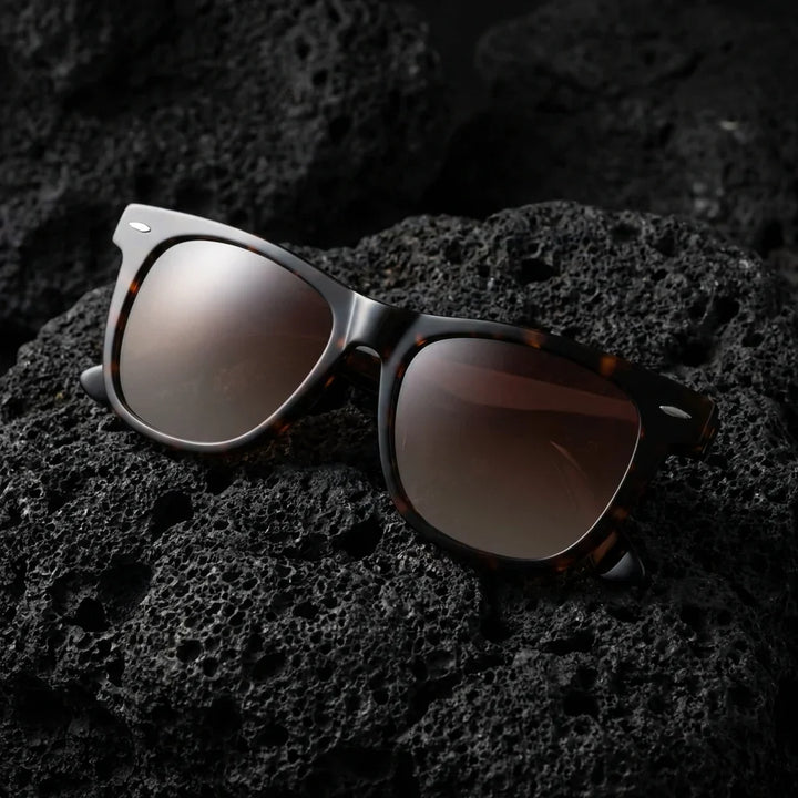 Lenses sun valencia polarized UV400 acetate wayfarer black sobre roca volcanica textura natural premium bonoboss #editorial_grid1 #color_negro