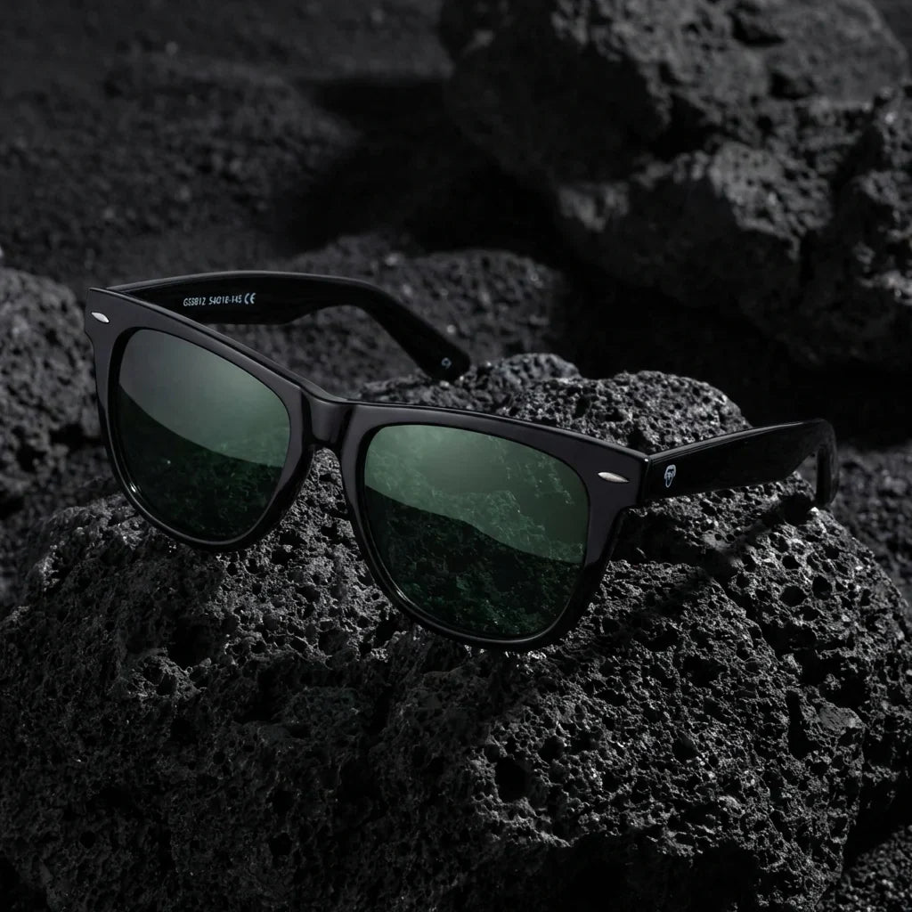 Lentes sol Valencia polarizados UV400 acetato wayfarer negro sobre roca volcanica textura natural premium Bonoboss #editorial_grid1 #color_negro