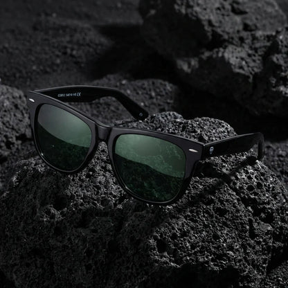 Lentes sol Valencia polarizados UV400 acetato wayfarer negro sobre roca volcanica textura natural premium Bonoboss #editorial_grid1 #color_negro