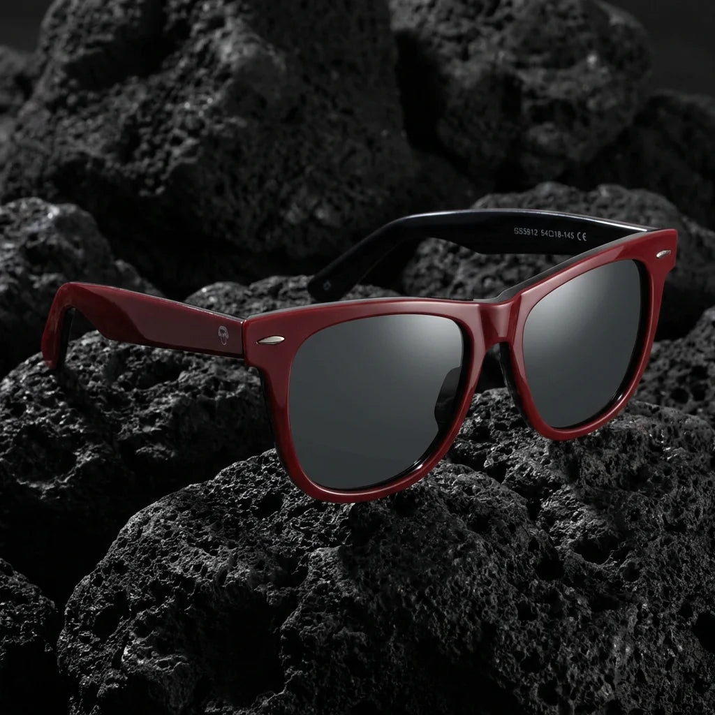 Lentes sol Valencia polarizados UV400 acetato wayfarer rojo sobre roca volcanica textura contraste premium Bonoboss #editorial_grid1 #color_rojo