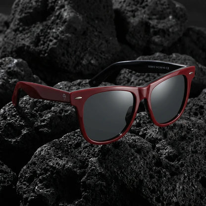 Lentes sol Valencia polarizados UV400 acetato wayfarer rojo sobre roca volcanica textura contraste premium Bonoboss #editorial_grid1 #color_rojo