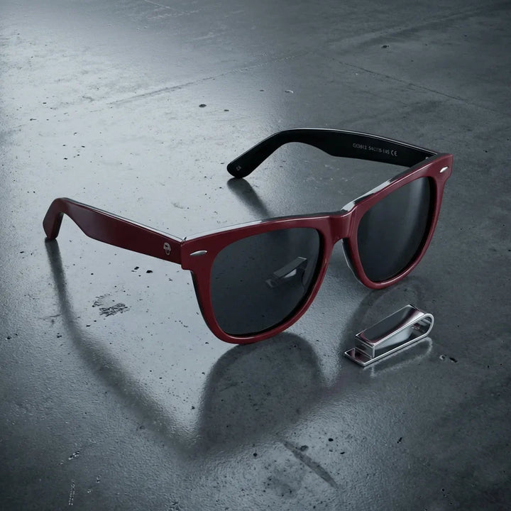 Lenses sun valencia polarized UV400 acetate wayfarer red sobre concreto urbano contraste vibrante ciudad bonoboss #editorial_polarizado #color_rojo