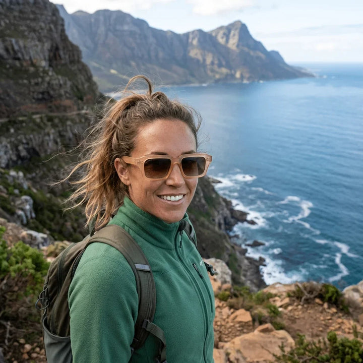 Women wearing lenses sun verona rpet recycled of the oceano polarized champagne aventura outdoor naturaleza bonoboss #editorial_sustentabilidad #color_champagne