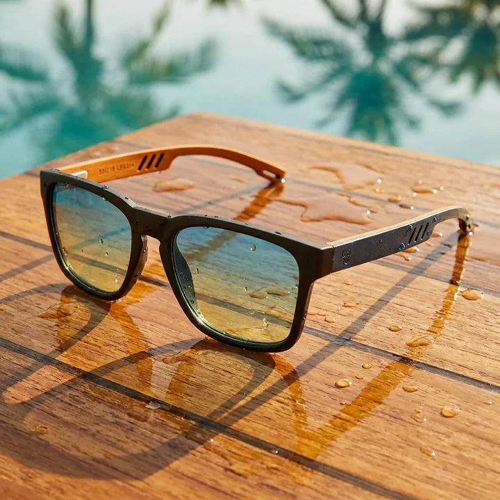 Lenses sun waimea polarized UV400 lente gradient blue sobre wood teca with gotas agua fresca bonoboss #editorial_polarizado #color_degrade-azul