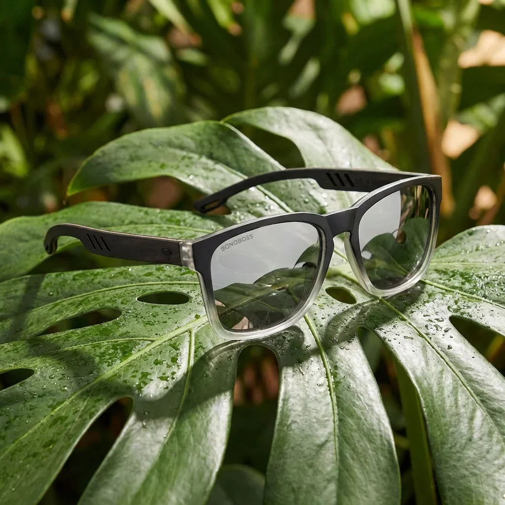 Lentes sol Waimea polarizados UV400 lente espejado gris entre vegetacion tropical botanico frescura Bonoboss #editorial_banner #color_espejado-gris