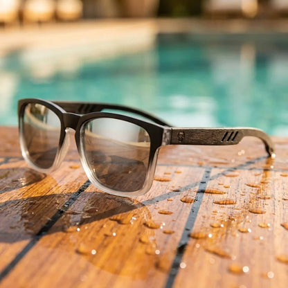 Lentes sol Waimea polarizados UV400 lente espejado gris sobre madera teca gotas agua reflejo optico Bonoboss #editorial_polarizado #color_espejado-gris