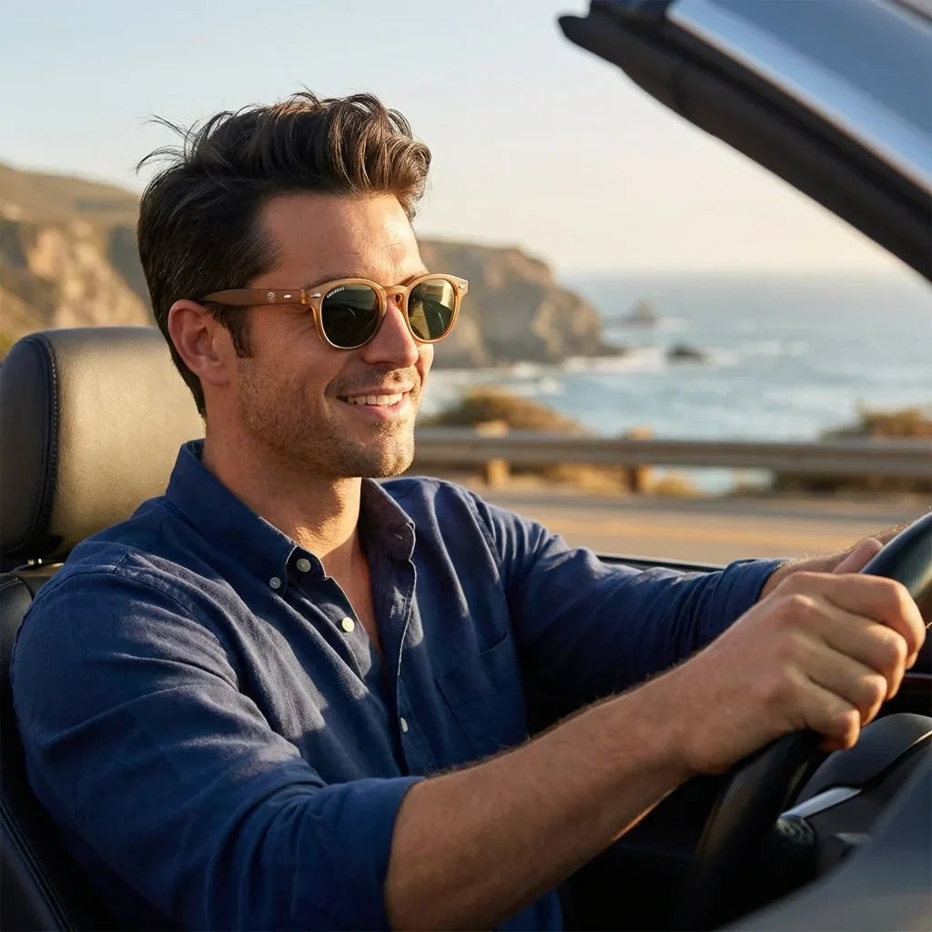 Hombre usando lentes sol Waimea RPET polarizados brown conduciendo convertible costa proteccion UV400 Bonoboss #editorial_banner #color_brown