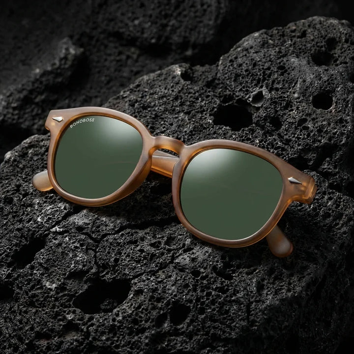 Lenses sun waimea polarized rpet recycled of the oceano lente g15 green in naturaleza junto a cascada sustainable bonoboss #editorial_sustentabilidad #color_g15