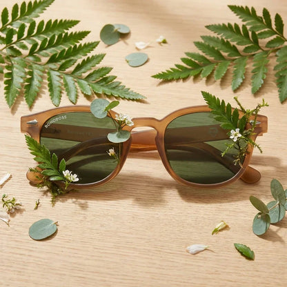 Lentes sol Waimea polarizados UV400 marco RPET reciclado del oceano brown detalle lente con flores y helechos botanicos Bonoboss #editorial_polarizado #color_brown