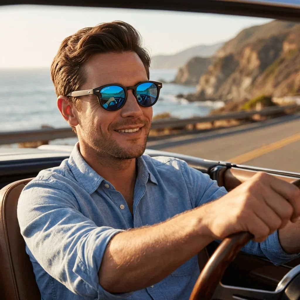 Hombre usando lentes sol Waimea RPET polarizados dark sky conduciendo convertible costa proteccion UV400 Bonoboss #editorial_banner #color_espejado-azul